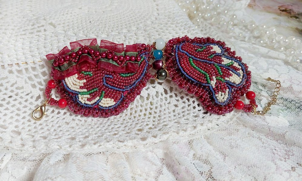 Fortryllende høstarmbånd brodert med Swarovski-krystaller, runde perleharpiksperler, blonder og frøperler