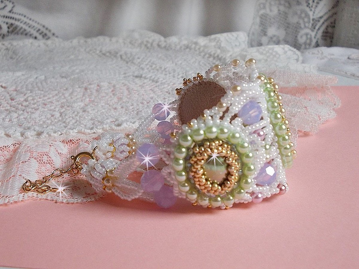 Envolée Fleurie armbånd brodert med Swarovski-krystaller, harpiks cabochoner, runde perleperler og Miyuki seed perler