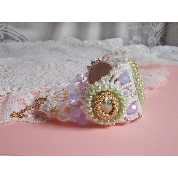 Envol&eacute;e Fleurie armb&aring;nd brodert med Swarovski-krystaller, harpiks cabochoner, runde perleperler og Miyuki seed perler