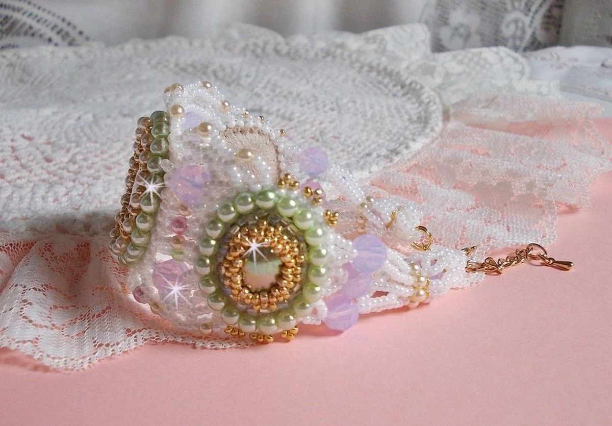 Envolée Fleurie armbånd brodert med Swarovski-krystaller, harpiks cabochoner, runde perleperler og Miyuki seed perler
