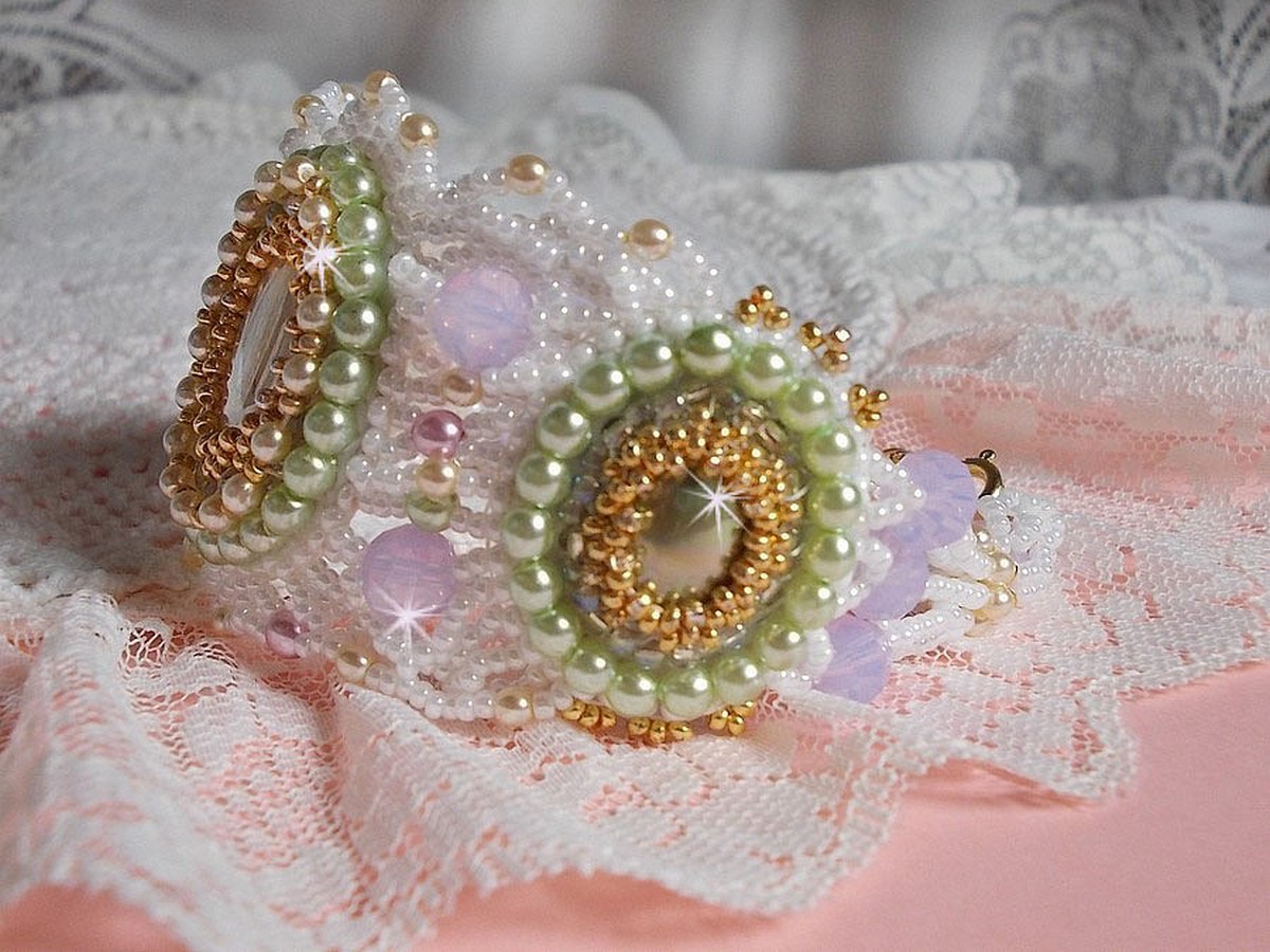 Envolée Fleurie armbånd brodert med Swarovski-krystaller, harpiks cabochoner, runde perleperler og Miyuki seed perler