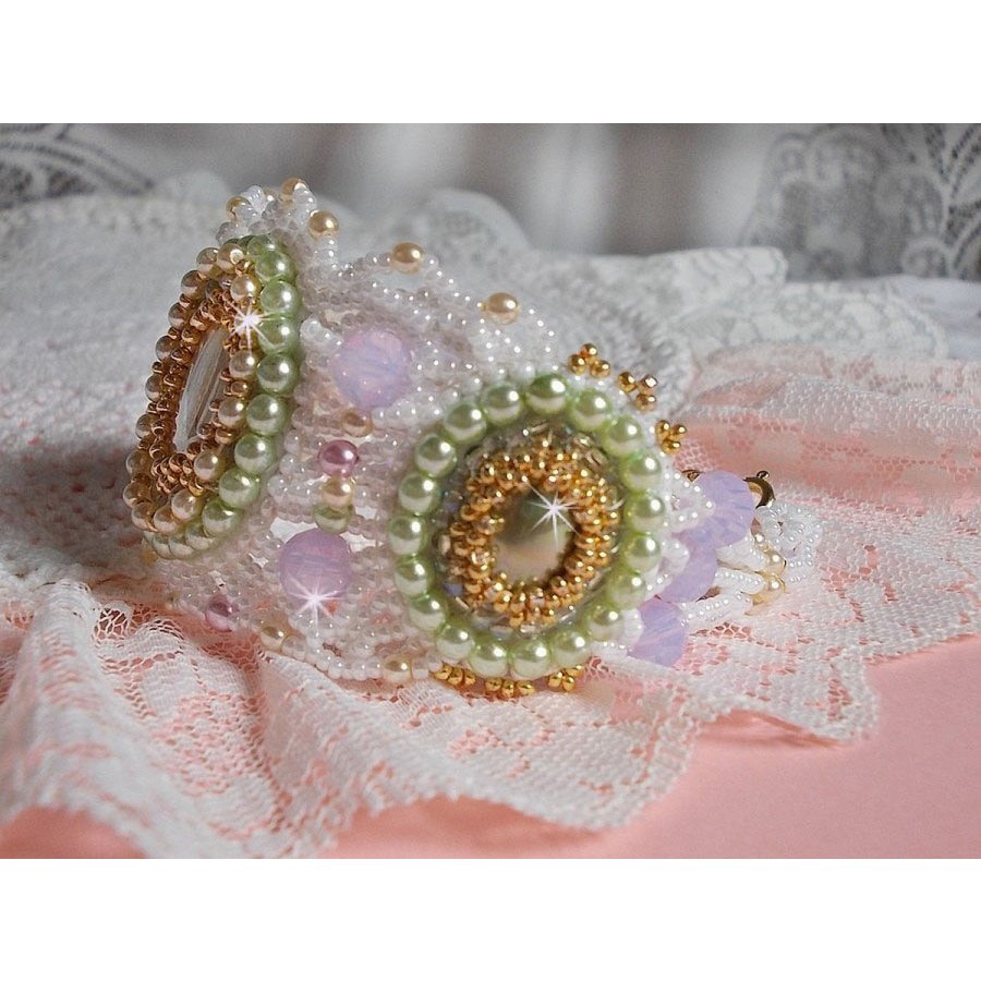 Envolée Fleurie armbånd brodert med Swarovski-krystaller, harpiks cabochoner, runde perleperler og Miyuki seed perler