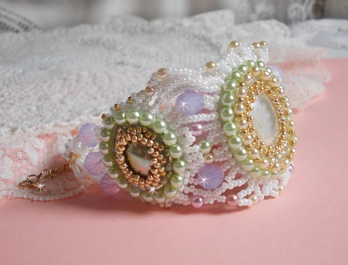 Envolée Fleurie armbånd brodert med Swarovski-krystaller, harpiks cabochoner, runde perleperler og Miyuki seed perler