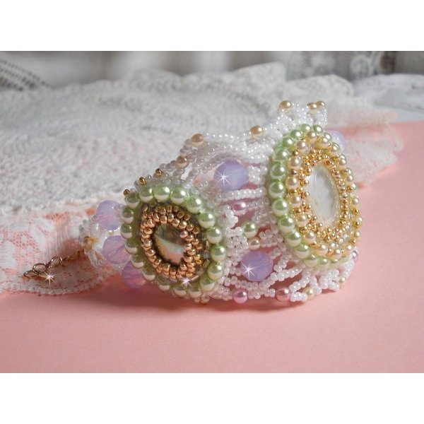 Envol&eacute;e Fleurie armb&aring;nd brodert med Swarovski-krystaller, harpiks cabochoner, runde perleperler og Miyuki seed perler