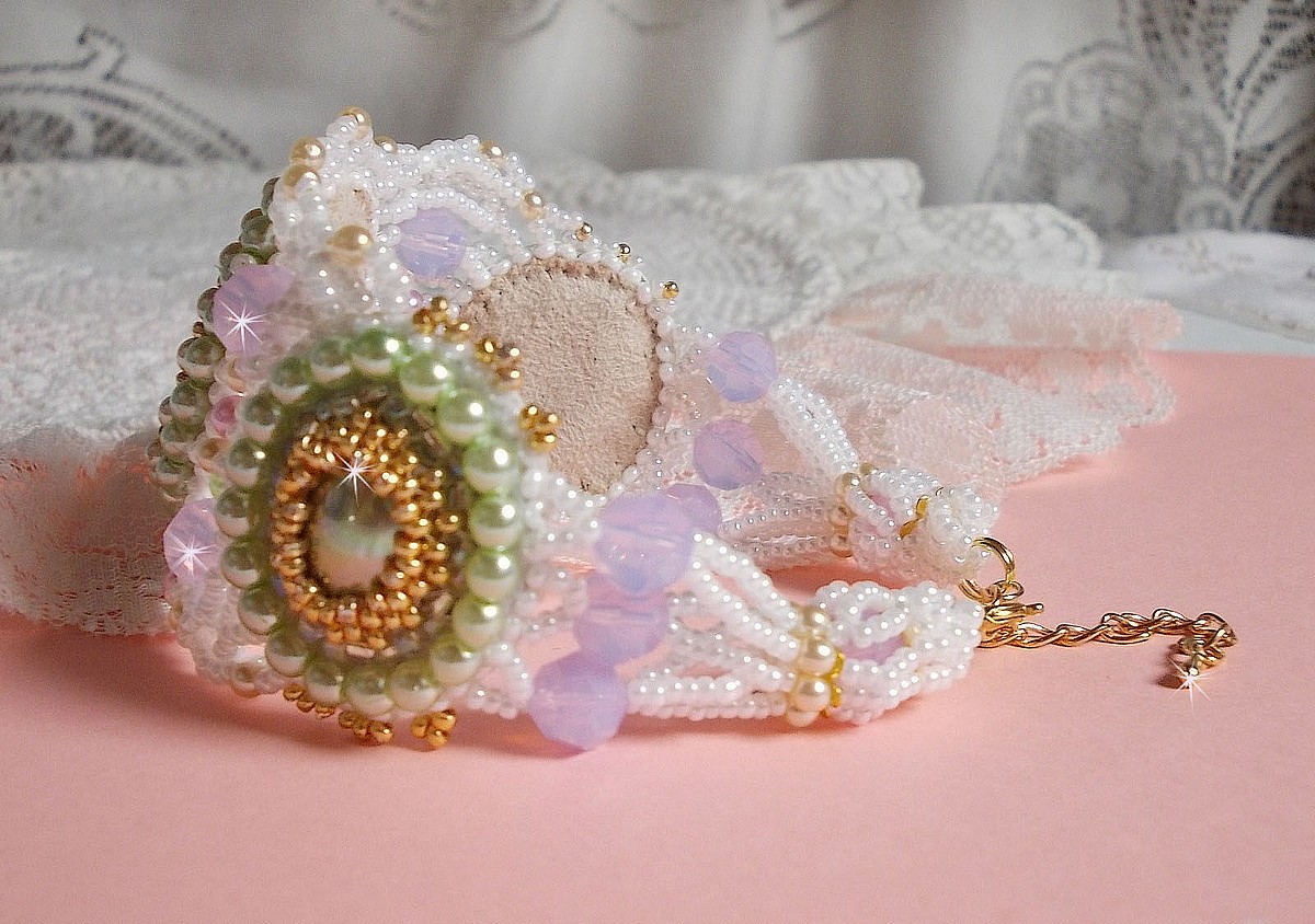 Envolée Fleurie armbånd brodert med Swarovski-krystaller, harpiks cabochoner, runde perleperler og Miyuki seed perler