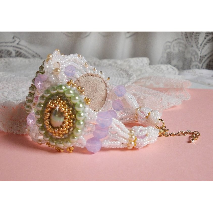 Envolée Fleurie armbånd brodert med Swarovski-krystaller, harpiks cabochoner, runde perleperler og Miyuki seed perler