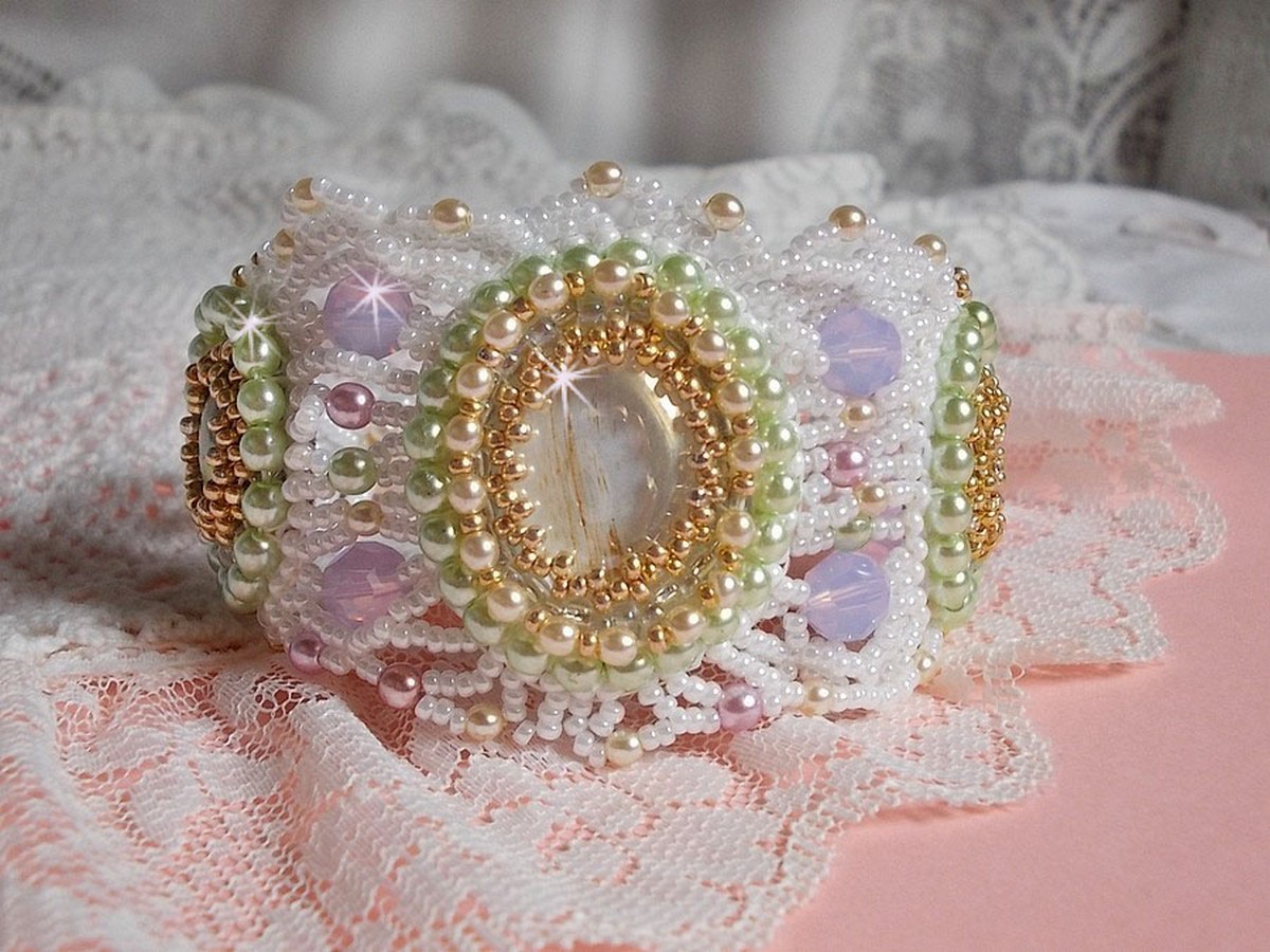 Envolée Fleurie armbånd brodert med Swarovski-krystaller, harpiks cabochoner, runde perleperler og Miyuki seed perler