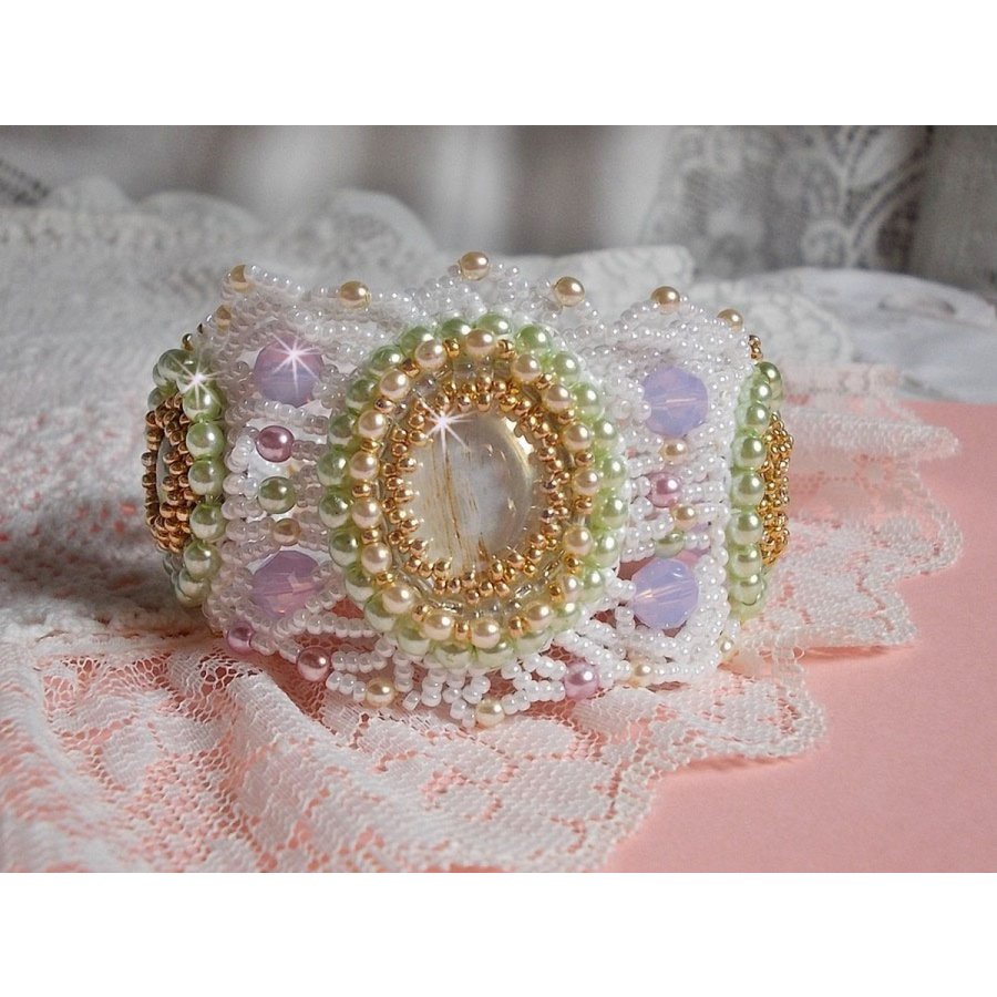 Envolée Fleurie armbånd brodert med Swarovski-krystaller, harpiks cabochoner, runde perleperler og Miyuki seed perler