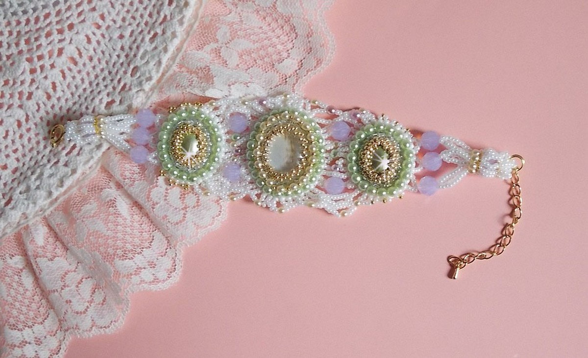 Envolée Fleurie armbånd brodert med Swarovski-krystaller, harpiks cabochoner, runde perleperler og Miyuki seed perler