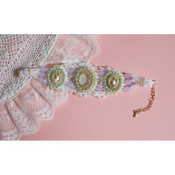Envolée Fleurie armbånd brodert med Swarovski-krystaller, harpiks cabochoner, runde perleperler og Miyuki seed perler