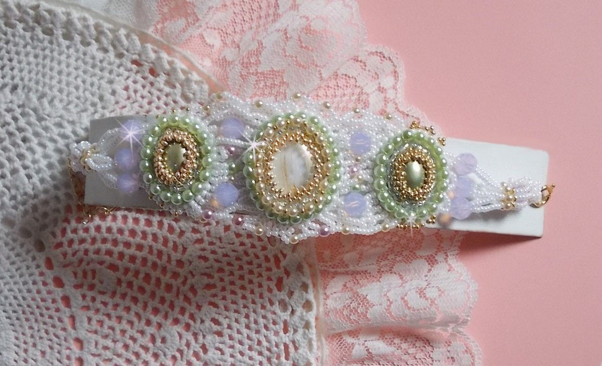 Envolée Fleurie armbånd brodert med Swarovski-krystaller, harpiks cabochoner, runde perleperler og Miyuki seed perler