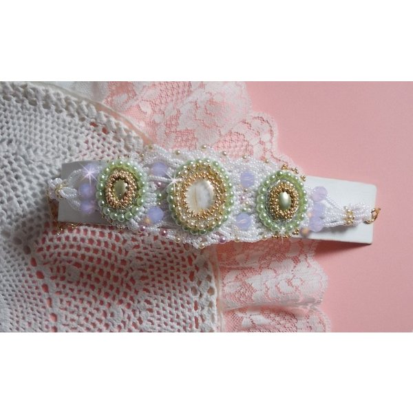 Envolée Fleurie armbånd brodert med Swarovski-krystaller, harpiks cabochoner, runde perleperler og Miyuki seed perler