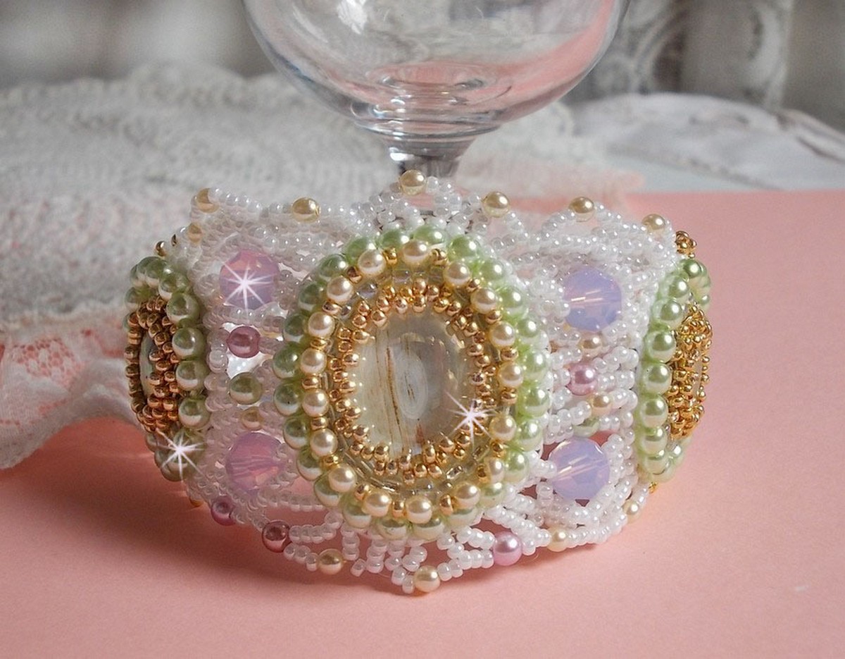 Envolée Fleurie armbånd brodert med Swarovski-krystaller, harpiks cabochoner, runde perleperler og Miyuki seed perler