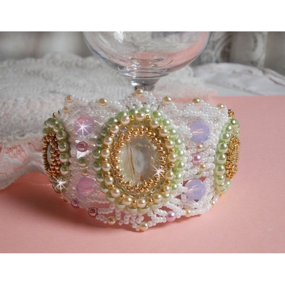 Envolée Fleurie armbånd brodert med Swarovski-krystaller, harpiks cabochoner, runde perleperler og Miyuki seed perler