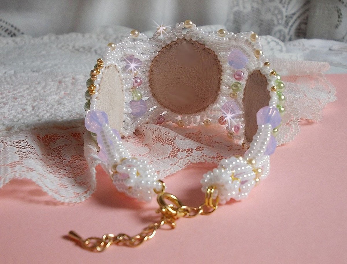 Envolée Fleurie armbånd brodert med Swarovski-krystaller, harpiks cabochoner, runde perleperler og Miyuki seed perler