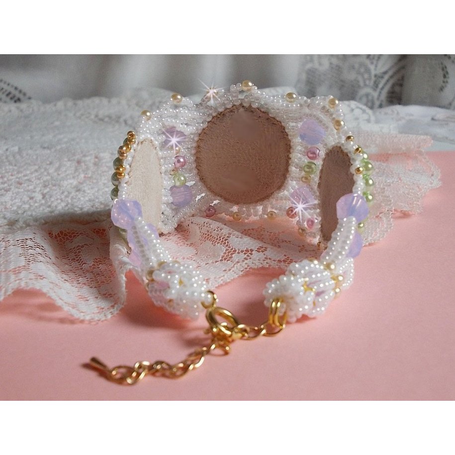 Envolée Fleurie armbånd brodert med Swarovski-krystaller, harpiks cabochoner, runde perleperler og Miyuki seed perler