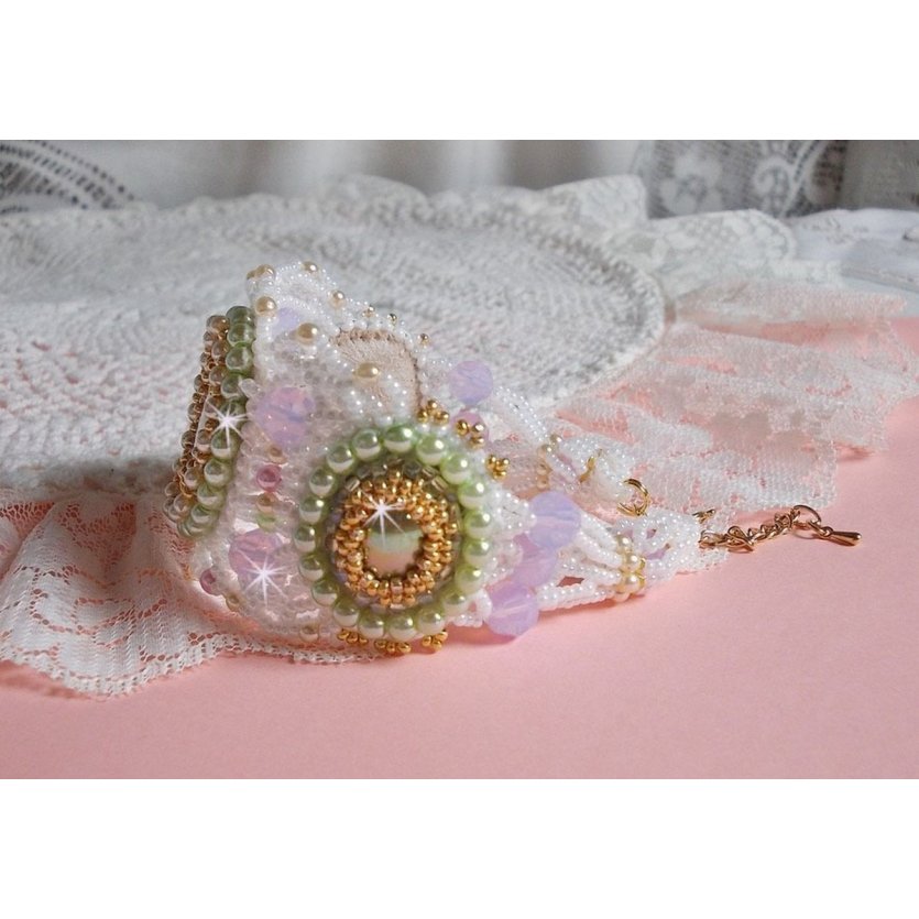 Envolée Fleurie armbånd brodert med Swarovski-krystaller, harpiks cabochoner, runde perleperler og Miyuki seed perler