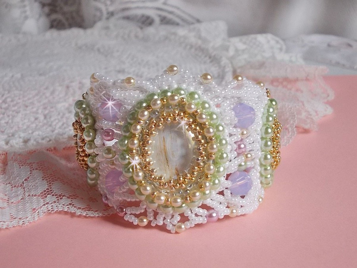 Envolée Fleurie armbånd brodert med Swarovski-krystaller, harpiks cabochoner, runde perleperler og Miyuki seed perler