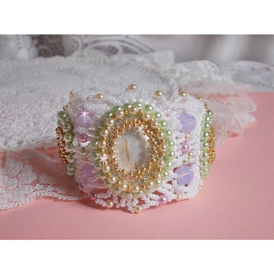 Envolée Fleurie armbånd brodert med Swarovski-krystaller, harpiks cabochoner, runde perleperler og Miyuki seed perler