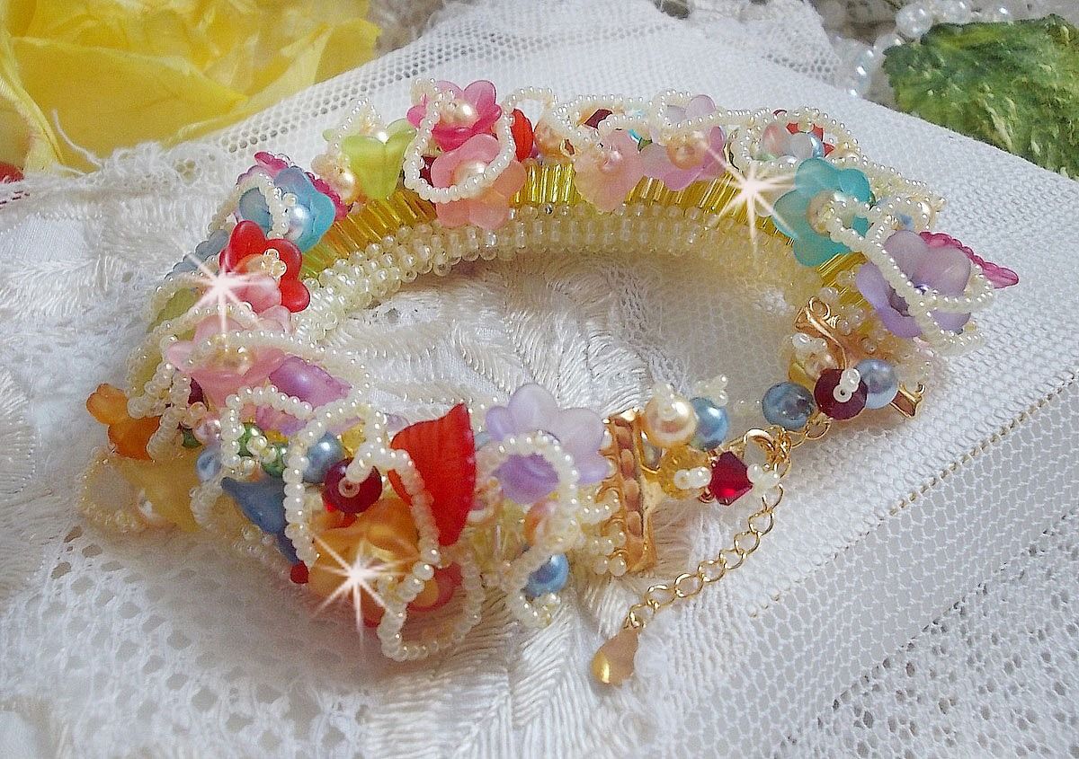 Garden Flowers armbånd med Swarovski perler, frostede blomster, 3 mikron gullbelagt lås