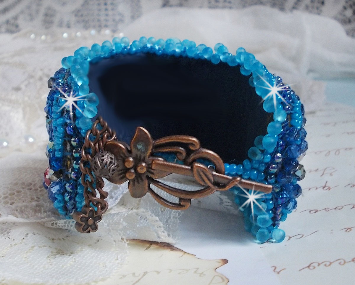 Belle Epoque Haute-Couture mansjettarmbånd brodert med Swarovski-krystaller, harpiks cabochoner og frøperler