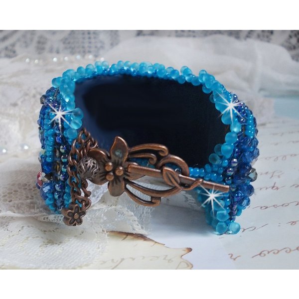 Belle Epoque Haute-Couture mansjettarmb&aring;nd brodert med Swarovski-krystaller, harpiks cabochoner og fr&oslash;perler