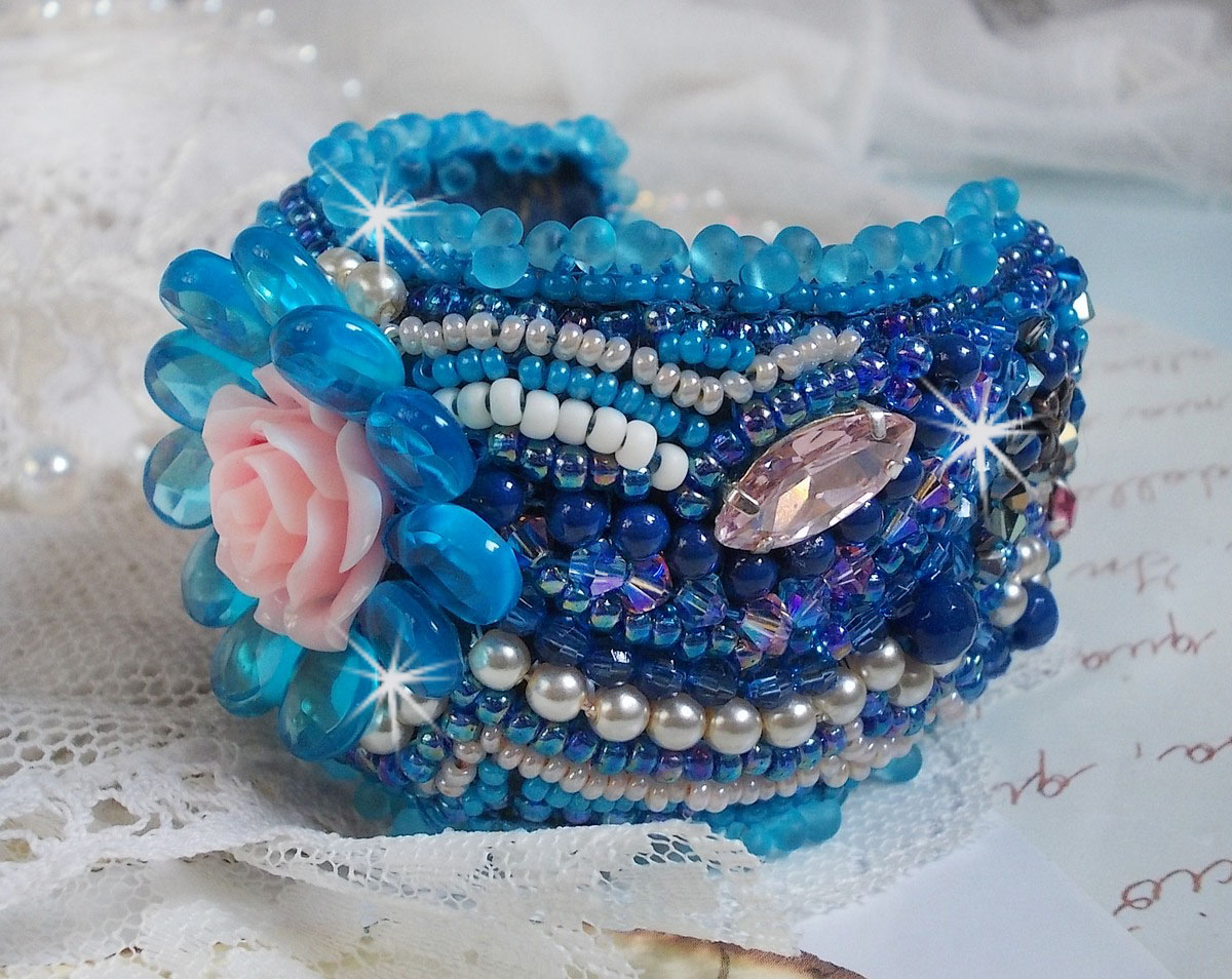 Belle Epoque Haute-Couture mansjettarmbånd brodert med Swarovski-krystaller, harpiks cabochoner og frøperler
