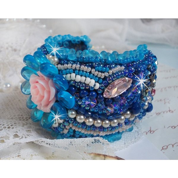 Belle Epoque Haute-Couture mansjettarmb&aring;nd brodert med Swarovski-krystaller, harpiks cabochoner og fr&oslash;perler
