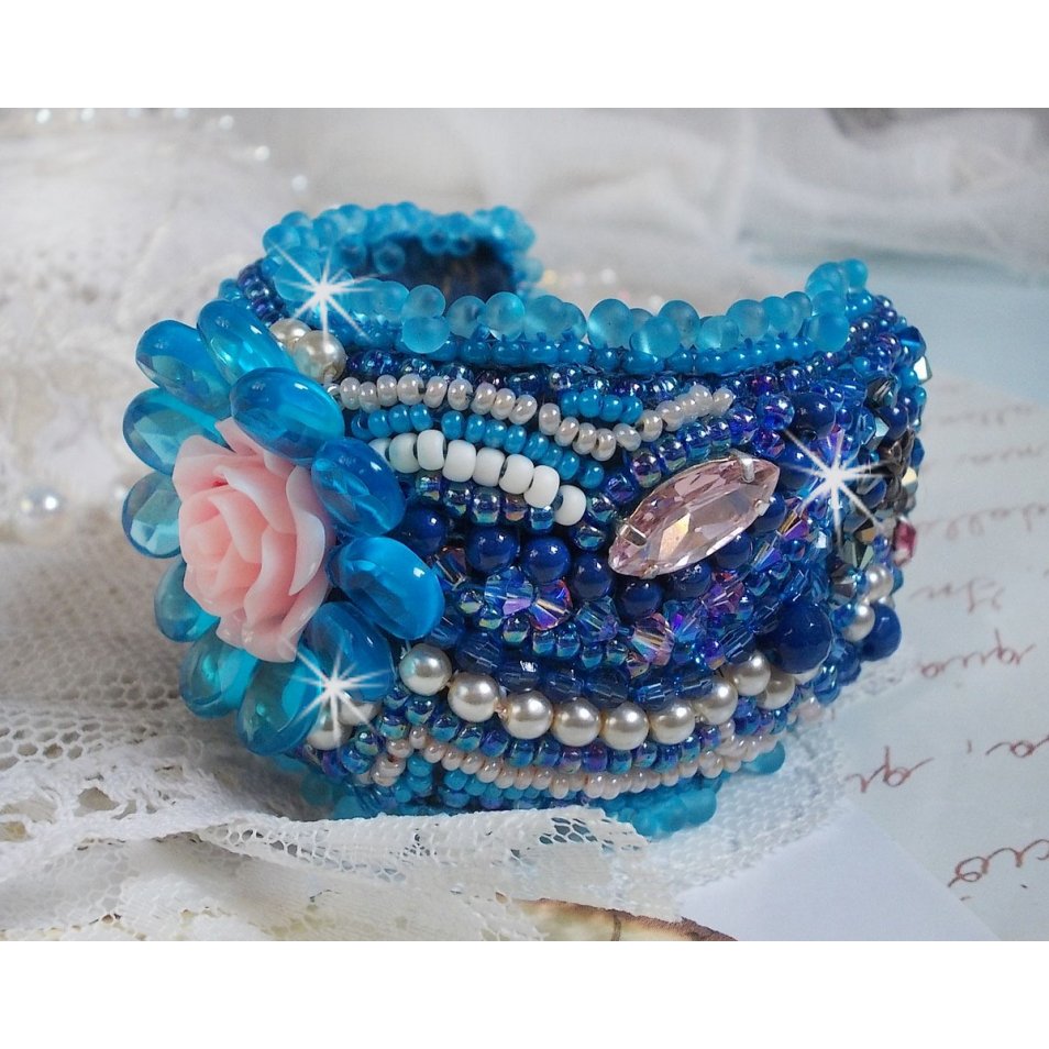 Belle Epoque Haute-Couture mansjettarmbånd brodert med Swarovski-krystaller, harpiks cabochoner og frøperler