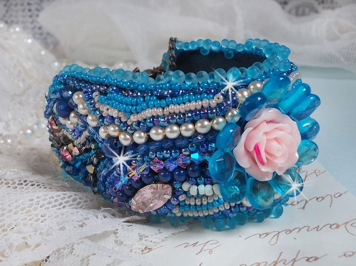 Belle Epoque Haute-Couture mansjettarmbånd brodert med Swarovski-krystaller, harpiks cabochoner og frøperler