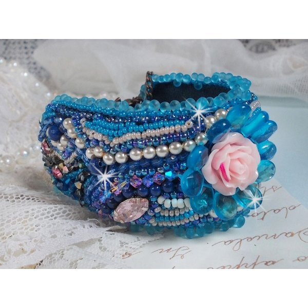 Belle Epoque Haute-Couture mansjettarmb&aring;nd brodert med Swarovski-krystaller, harpiks cabochoner og fr&oslash;perler