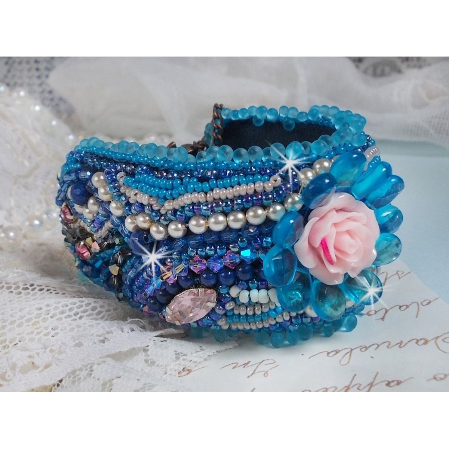 Belle Epoque Haute-Couture mansjettarmbånd brodert med Swarovski-krystaller, harpiks cabochoner og frøperler