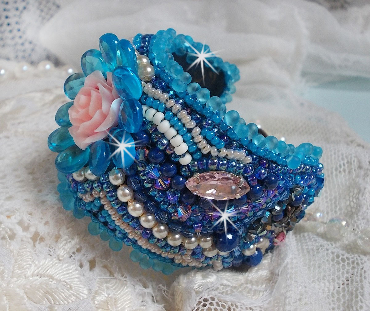Belle Epoque Haute-Couture mansjettarmbånd brodert med Swarovski-krystaller, harpiks cabochoner og frøperler