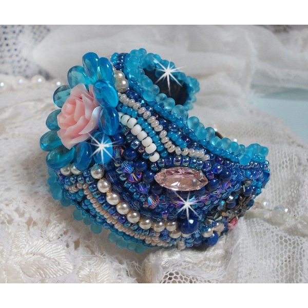 Belle Epoque Haute-Couture mansjettarmb&aring;nd brodert med Swarovski-krystaller, harpiks cabochoner og fr&oslash;perler