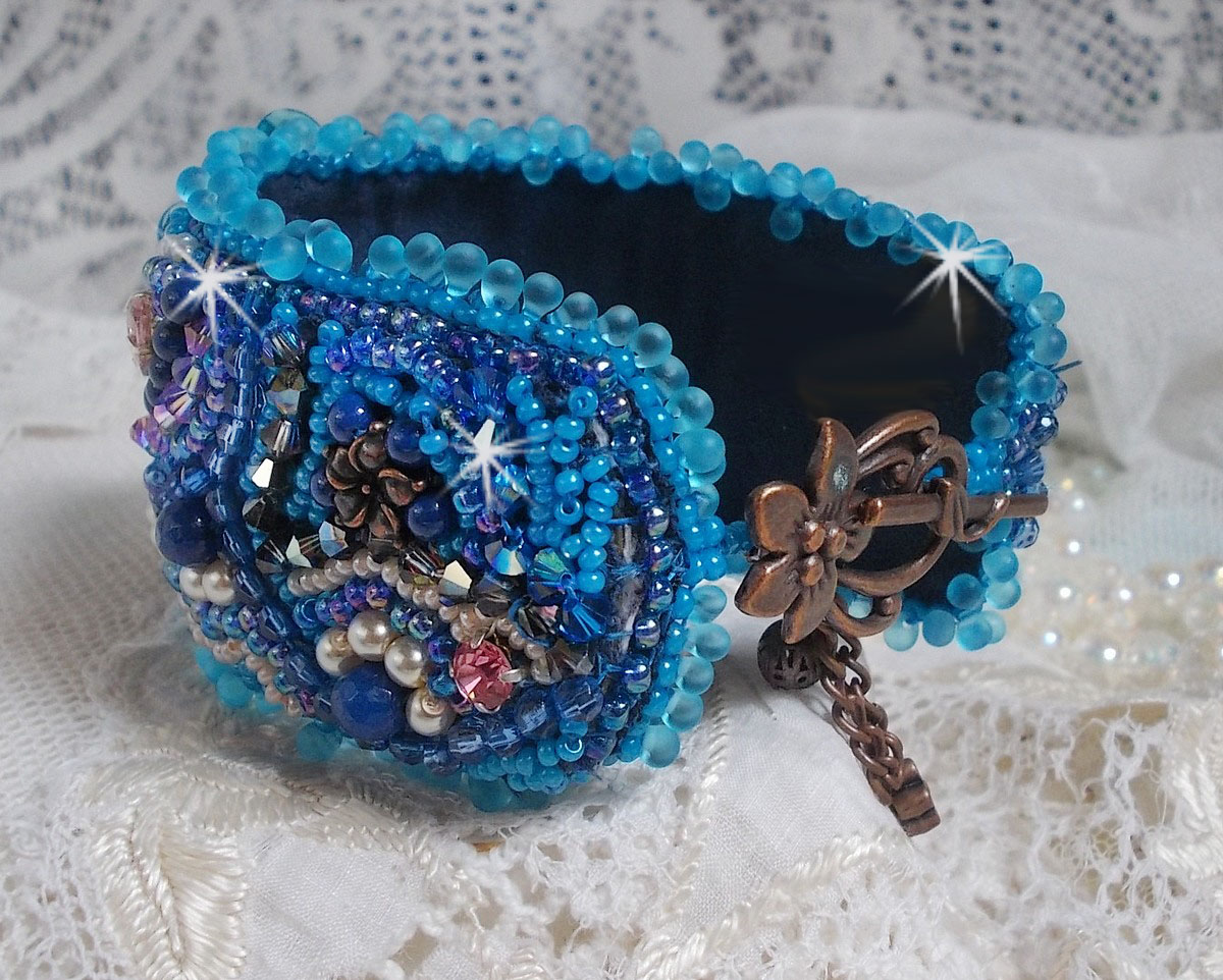Belle Epoque Haute-Couture mansjettarmbånd brodert med Swarovski-krystaller, harpiks cabochoner og frøperler