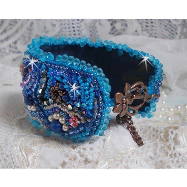 Belle Epoque Haute-Couture mansjettarmb&aring;nd brodert med Swarovski-krystaller, harpiks cabochoner og fr&oslash;perler