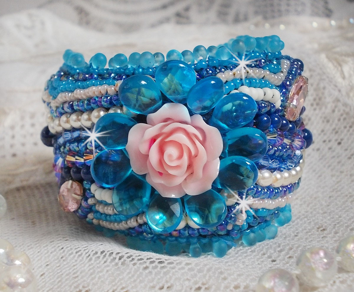 Belle Epoque Haute-Couture mansjettarmbånd brodert med Swarovski-krystaller, harpiks cabochoner og frøperler