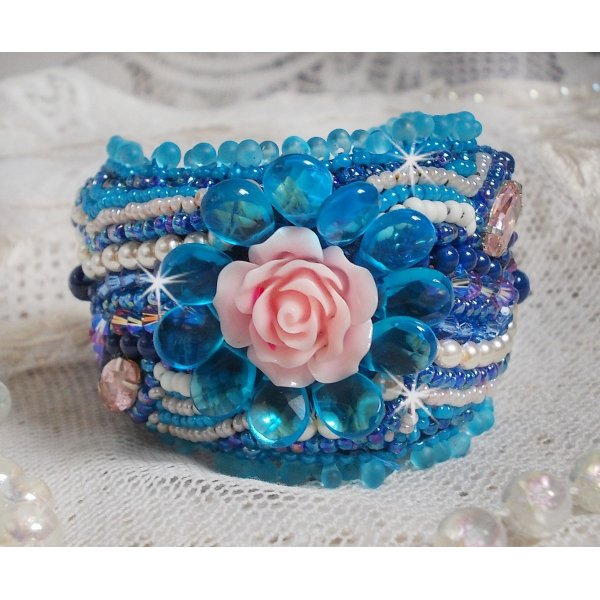 Belle Epoque Haute-Couture mansjettarmb&aring;nd brodert med Swarovski-krystaller, harpiks cabochoner og fr&oslash;perler