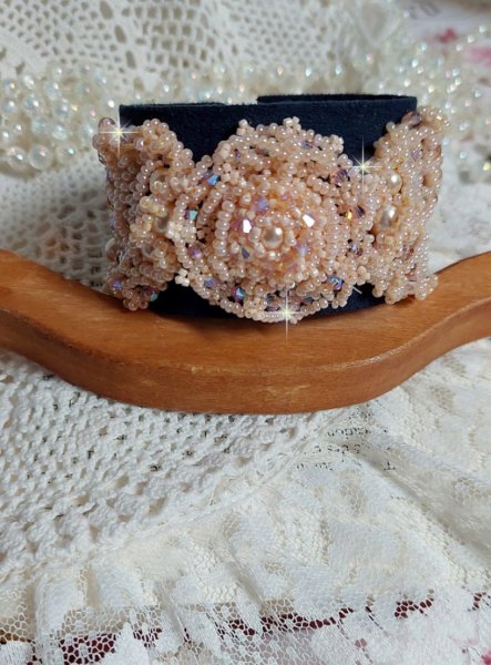 Idylle Beauty-armb&aring;nd brodert med Swarovski-krystaller, fasetter, runde perler, fr&oslash;perler med gullbelagt l&aring;s og kjede