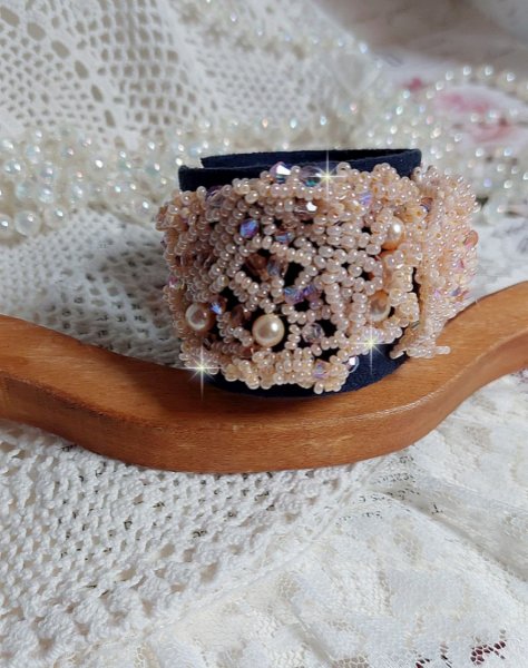 Idylle Beauty-armb&aring;nd brodert med Swarovski-krystaller, fasetter, runde perler, fr&oslash;perler med gullbelagt l&aring;s og kjede