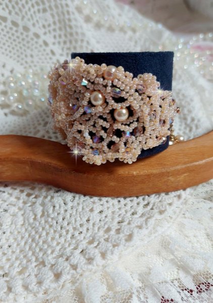 Idylle Beauty-armb&aring;nd brodert med Swarovski-krystaller, fasetter, runde perler, fr&oslash;perler med gullbelagt l&aring;s og kjede