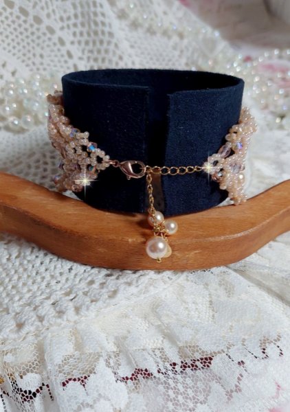 Idylle Beauty-armb&aring;nd brodert med Swarovski-krystaller, fasetter, runde perler, fr&oslash;perler med gullbelagt l&aring;s og kjede