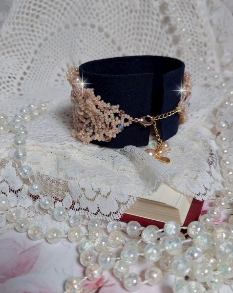 Idylle Beauty-armb&aring;nd brodert med Swarovski-krystaller, fasetter, runde perler, fr&oslash;perler med gullbelagt l&aring;s og kjede