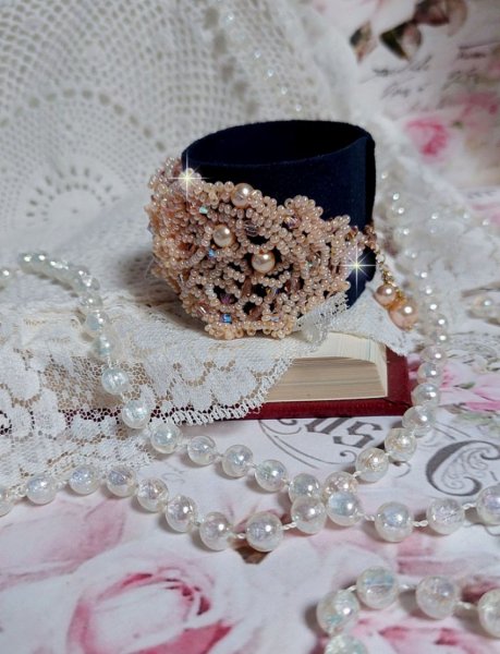 Idylle Beauty-armb&aring;nd brodert med Swarovski-krystaller, fasetter, runde perler, fr&oslash;perler med gullbelagt l&aring;s og kjede