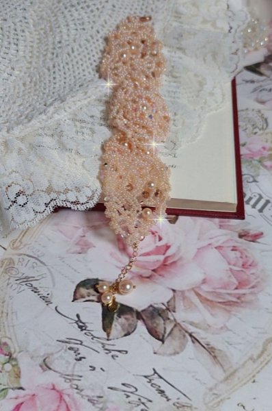 Idylle Beauty-armb&aring;nd brodert med Swarovski-krystaller, fasetter, runde perler, fr&oslash;perler med gullbelagt l&aring;s og kjede