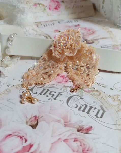 Idylle Beauty-armb&aring;nd brodert med Swarovski-krystaller, fasetter, runde perler, fr&oslash;perler med gullbelagt l&aring;s og kjede