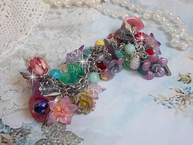 Bracelet Lady Luxe mont&eacute; avec des perles de gemme : L&rsquo;Amazonite et la Sugilite &agrave; laquelle s&rsquo;ajoute des fleurs de diff&eacute;rentes vari&eacute;t&eacute;s peintes &agrave; la main : lucite et r&eacute;sine, breloques et perles