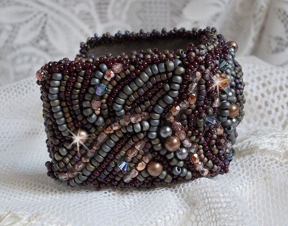 Langt brunt Picasso-armbånd brodert med en edelsten (Picasso Jasper), Swarovski-krystaller, Miyuki frøperler og bohemske glassfasetter