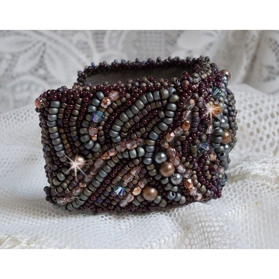 Langt brunt Picasso-armbånd brodert med en edelsten (Picasso Jasper), Swarovski-krystaller, Miyuki frøperler og bohemske glassfasetter