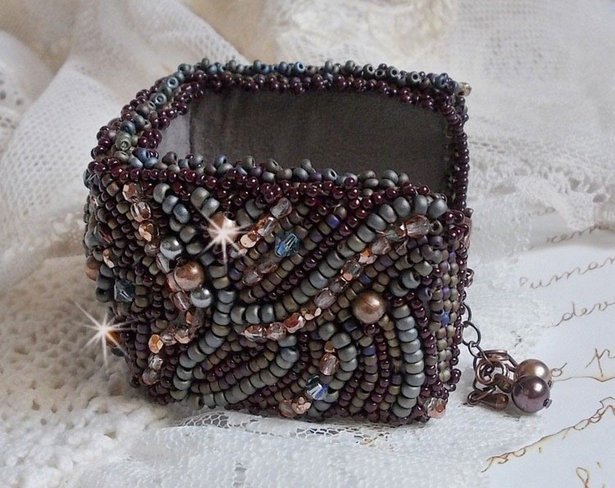 Langt brunt Picasso-armbånd brodert med en edelsten (Picasso Jasper), Swarovski-krystaller, Miyuki frøperler og bohemske glassfasetter
